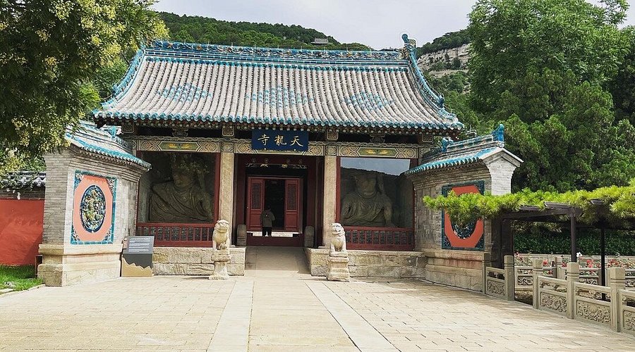A scenic view of Taiyuan Longshan Grottoes