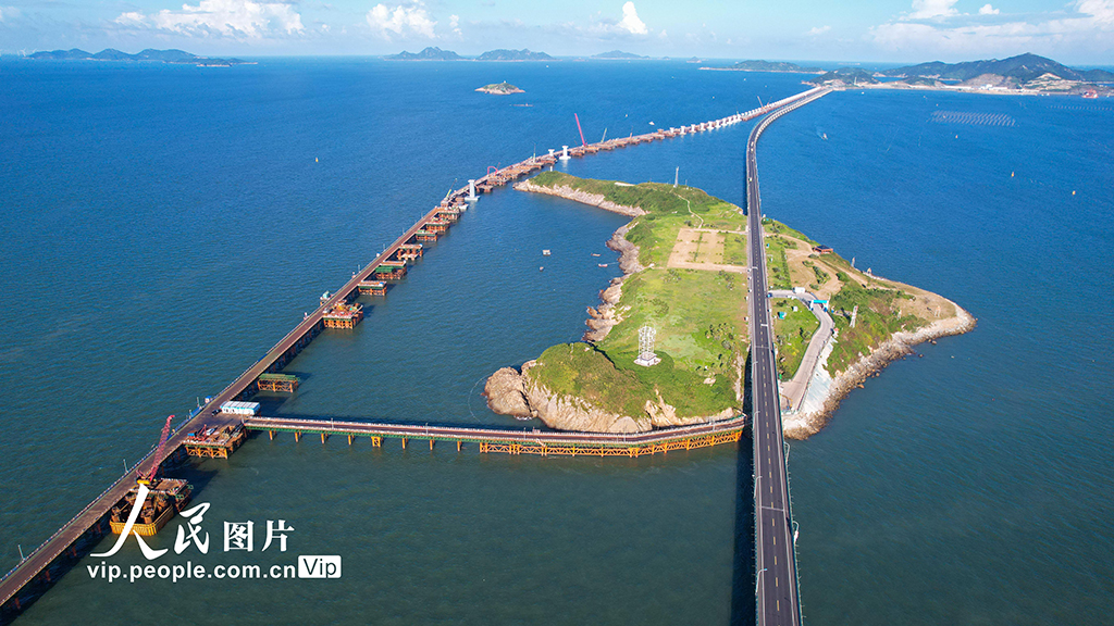 A scenic view of Taizhou Jinqing Daqiao