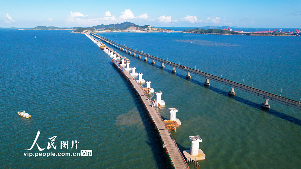 A scenic view of Taizhou Jinqing Daqiao