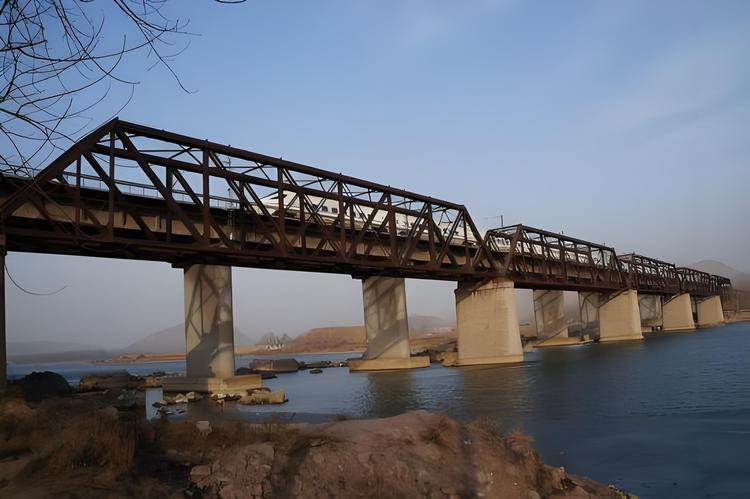 A scenic view of Tangshan Luanhe Railway Bridge
