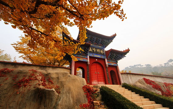 A scenic view of Tangshan Shoufeng Temple