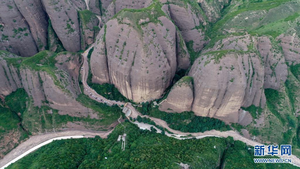 A scenic view of Tianshui Shuiliandong Daxiangshan Shiku