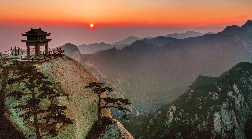 A scenic view of Tianshui Shuiliandong Daxiangshan Shiku