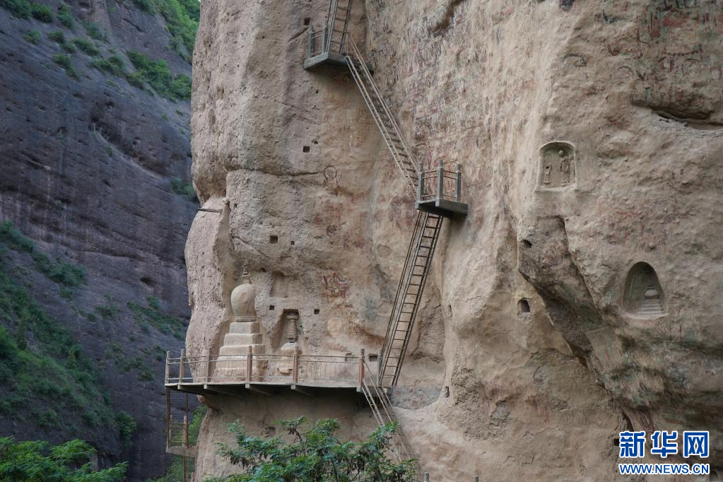 A scenic view of Tianshui Shuiliandong Daxiangshan Shiku