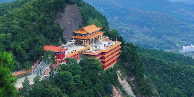 A scenic view of Tongchuan Shende Temple Pagoda