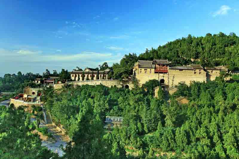 A scenic view of Tongchuan Yaowangshan Stone Carvings