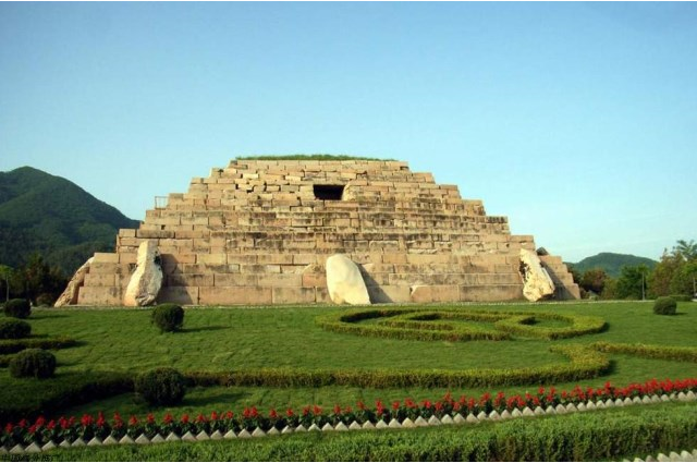 A scenic view of Tonghua Donggou Gumuqun