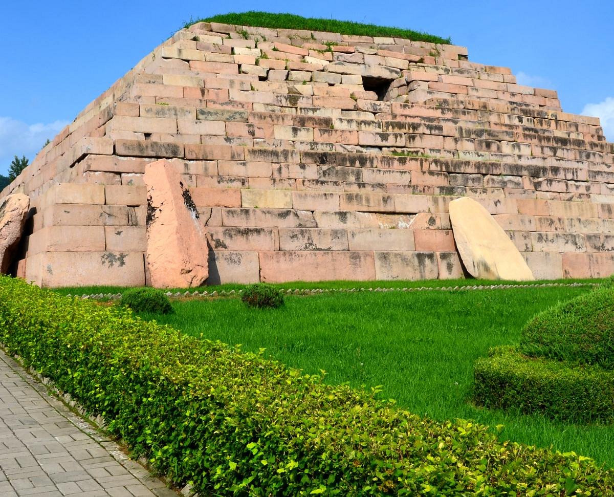 A scenic view of Tonghua Donggou Gumuqun
