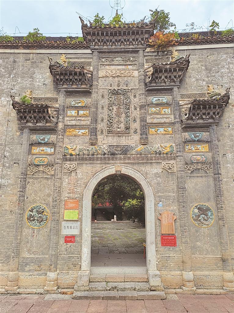 A scenic view of Tongren Shiqian Wanshougong