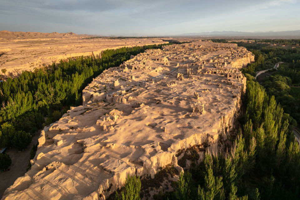 A scenic view of Turpan Gudai Tulufan Pendi Junshi Fangyu Yizhi