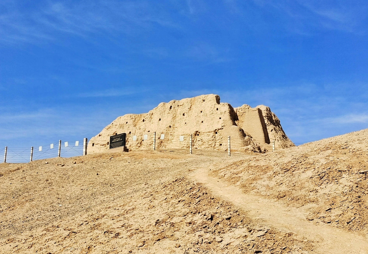 A scenic view of Turpan Gudai Tulufan Pendi Junshi Fangyu Yizhi