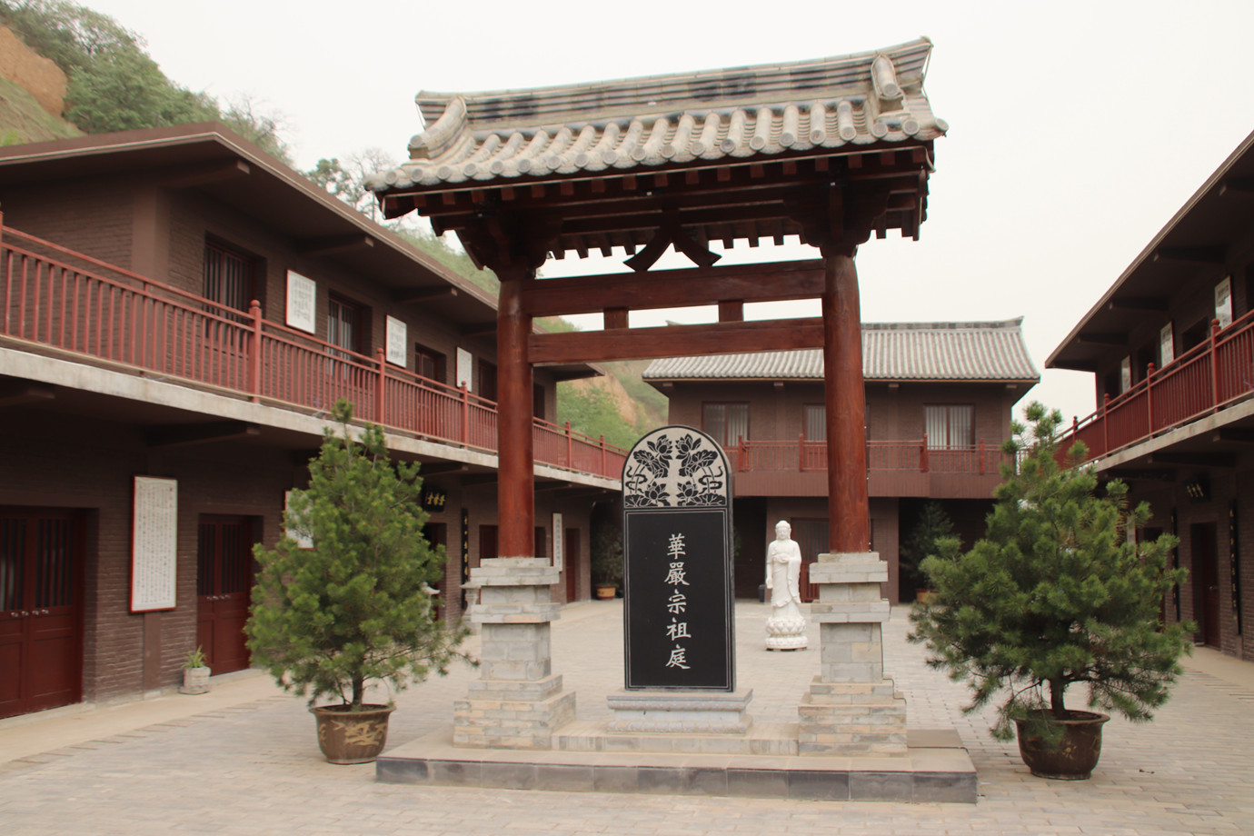 A scenic view of Weinan Mazhuang Huayan Temple