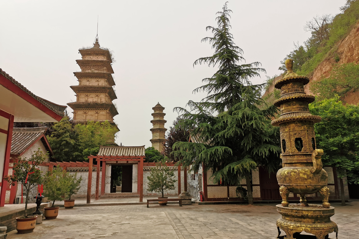 A scenic view of Weinan Mazhuang Huayan Temple