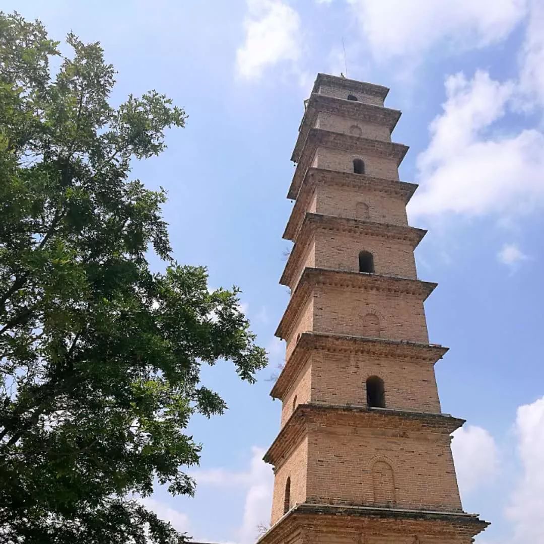 A scenic view of Weinan Qingan Temple Pagoda
