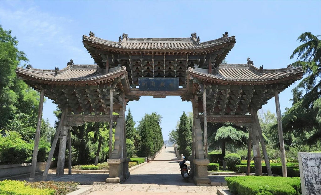 A scenic view of Weinan Yuxiu Bridge