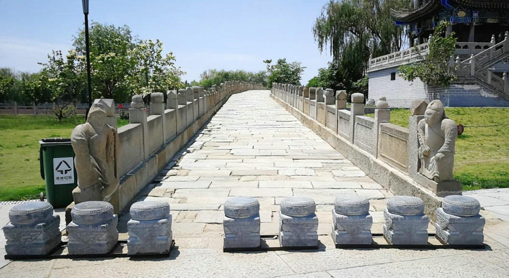 A scenic view of Weinan Yuxiu Bridge
