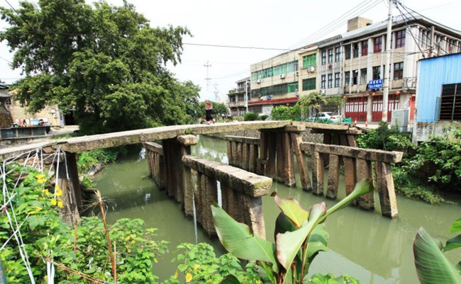 A scenic view of Wenzhou Baguaqiao He Hexiqiao