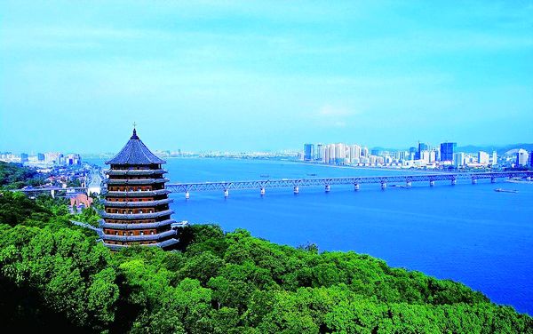A scenic view of Wenzhou Hufasi Qiao He Ta