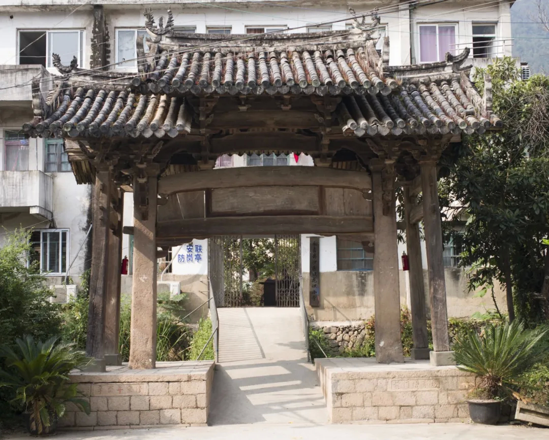A scenic view of Wenzhou Jinzhao Paifang He Xiantai Paifang