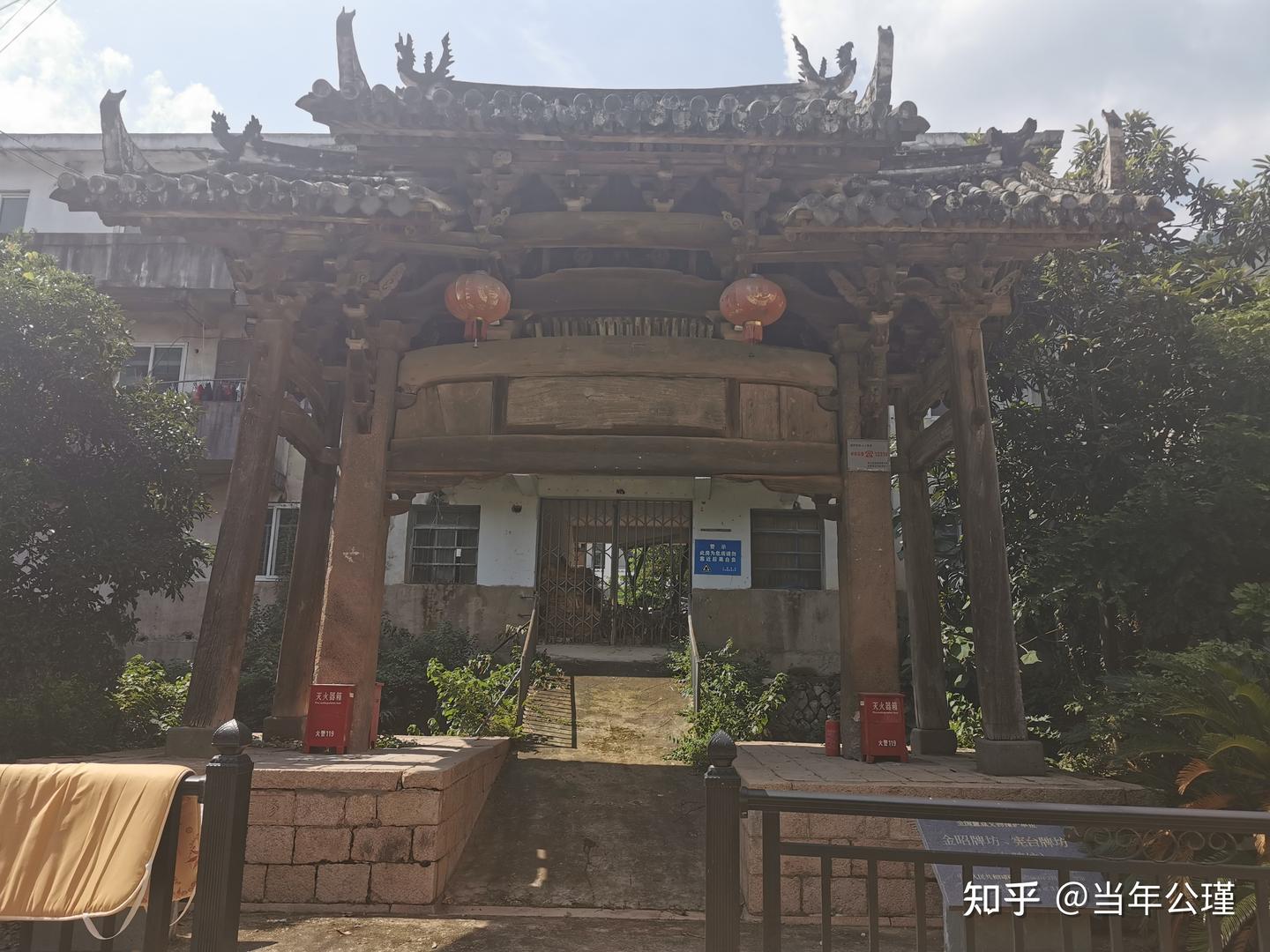 A scenic view of Wenzhou Jinzhao Paifang He Xiantai Paifang