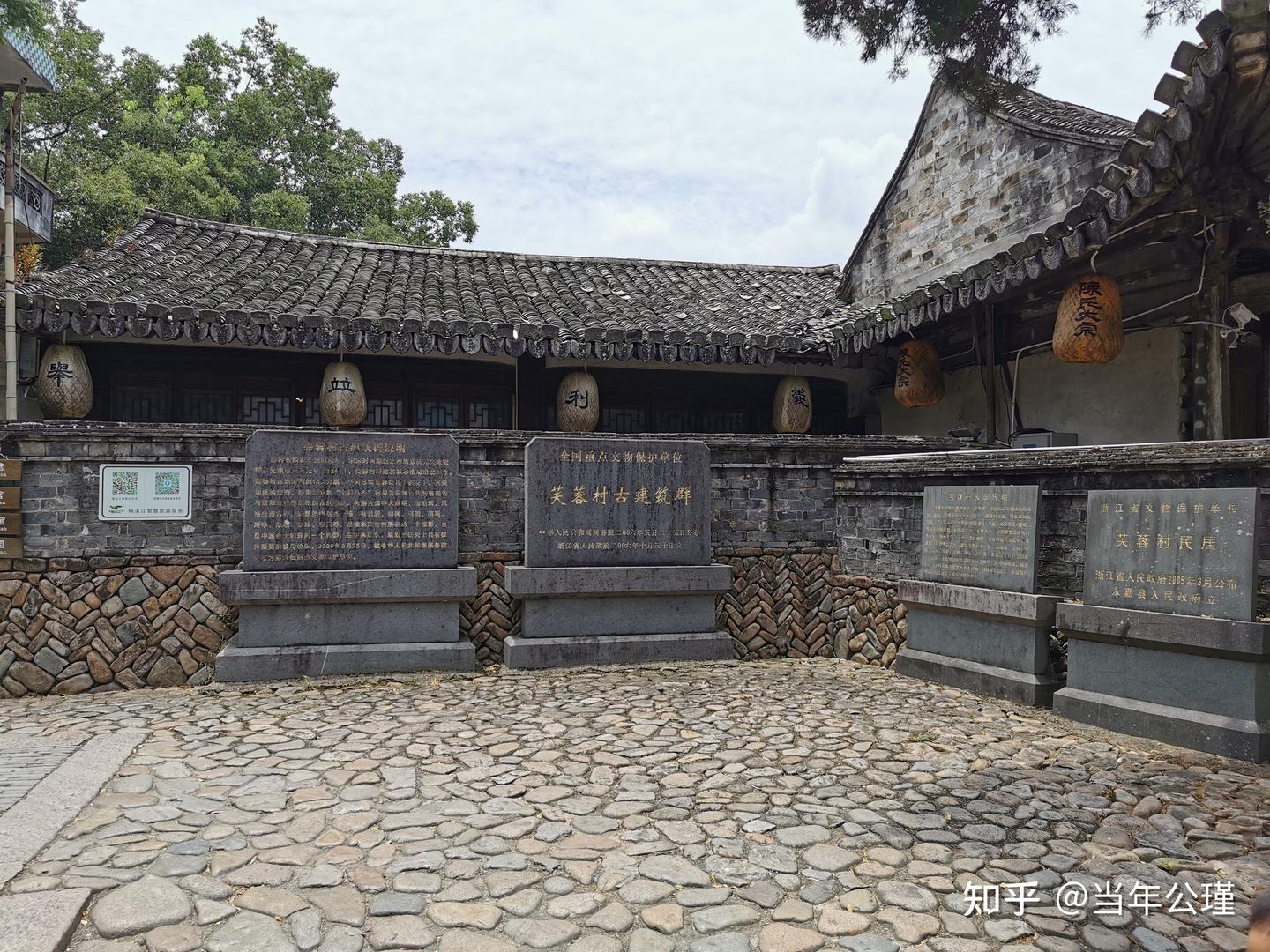 A scenic view of Wenzhou Jinzhao Paifang He Xiantai Paifang