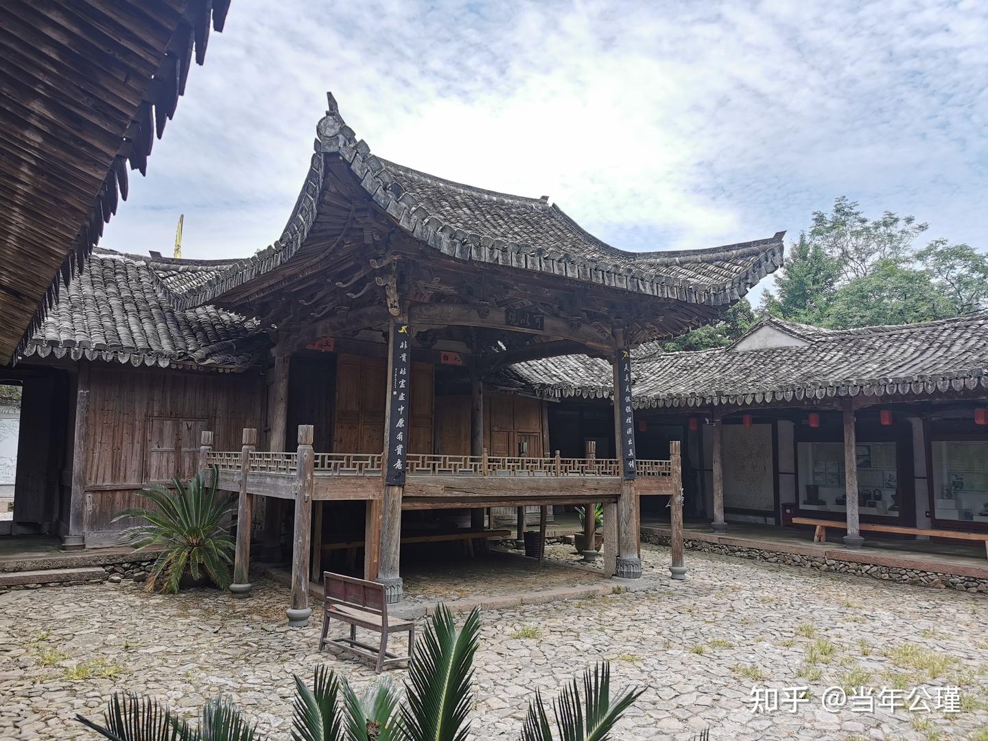 A scenic view of Wenzhou Jinzhao Paifang He Xiantai Paifang