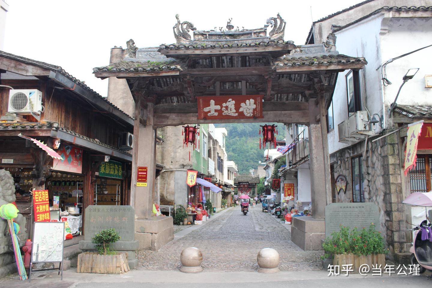 A scenic view of Wenzhou Nange Pailouqun