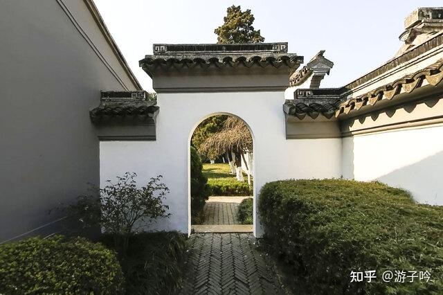 A scenic view of Wuxi Liushi Xiongdi Guju