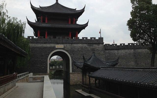 A scenic view of Wuxi Taibomiao He Mu