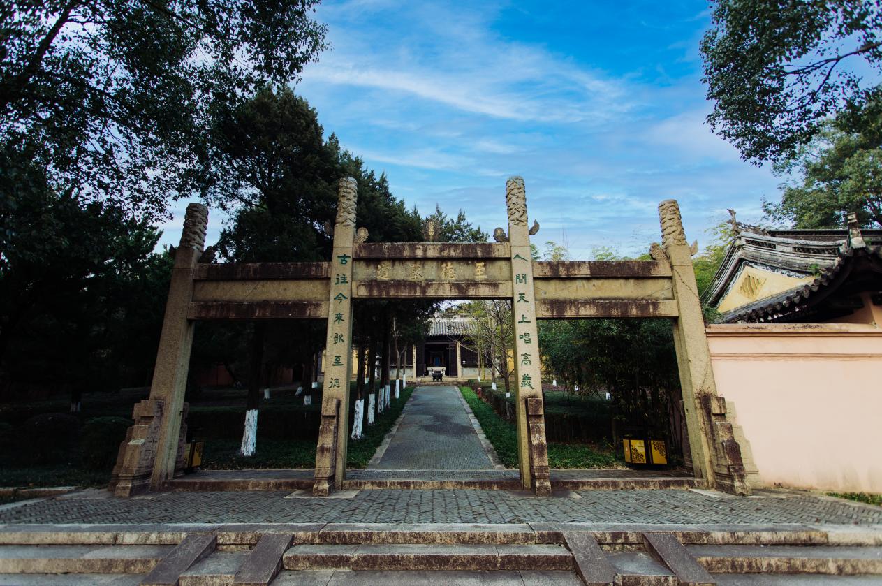 A scenic view of Wuxi Taibomiao He Mu