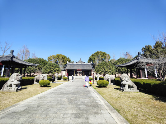 A scenic view of Wuxi Taibomiao He Mu