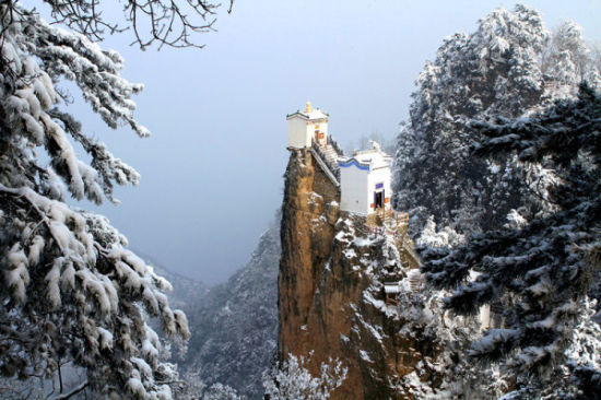 A scenic view of Xian Bayun Pagoda