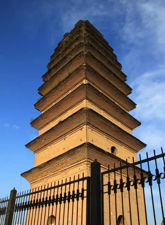 A scenic view of Xian Bayun Pagoda