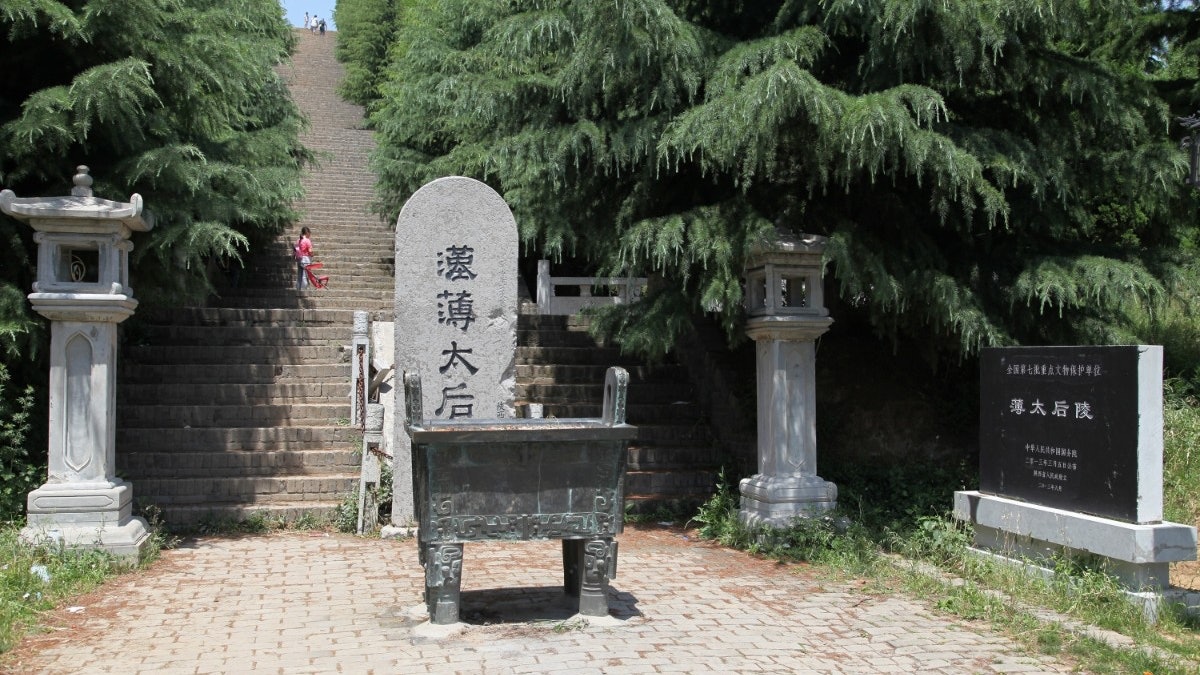 A scenic view of Xian Bo Empress Dowager Tomb