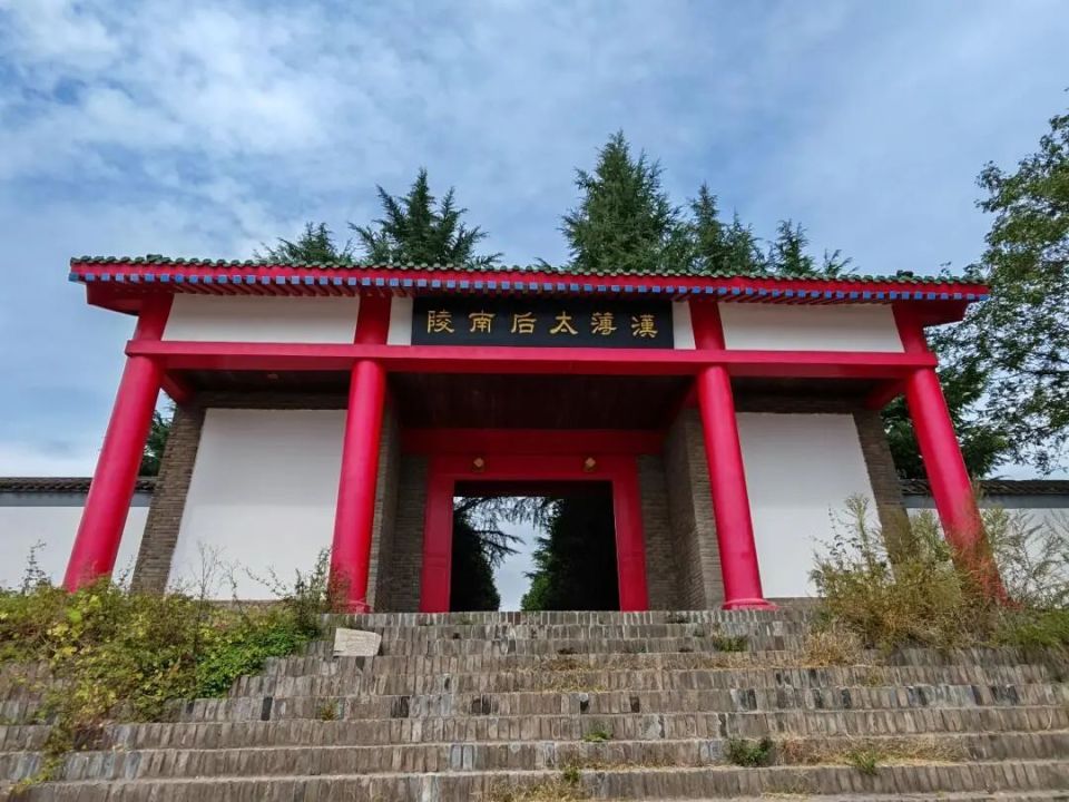 A scenic view of Xian Bo Empress Dowager Tomb