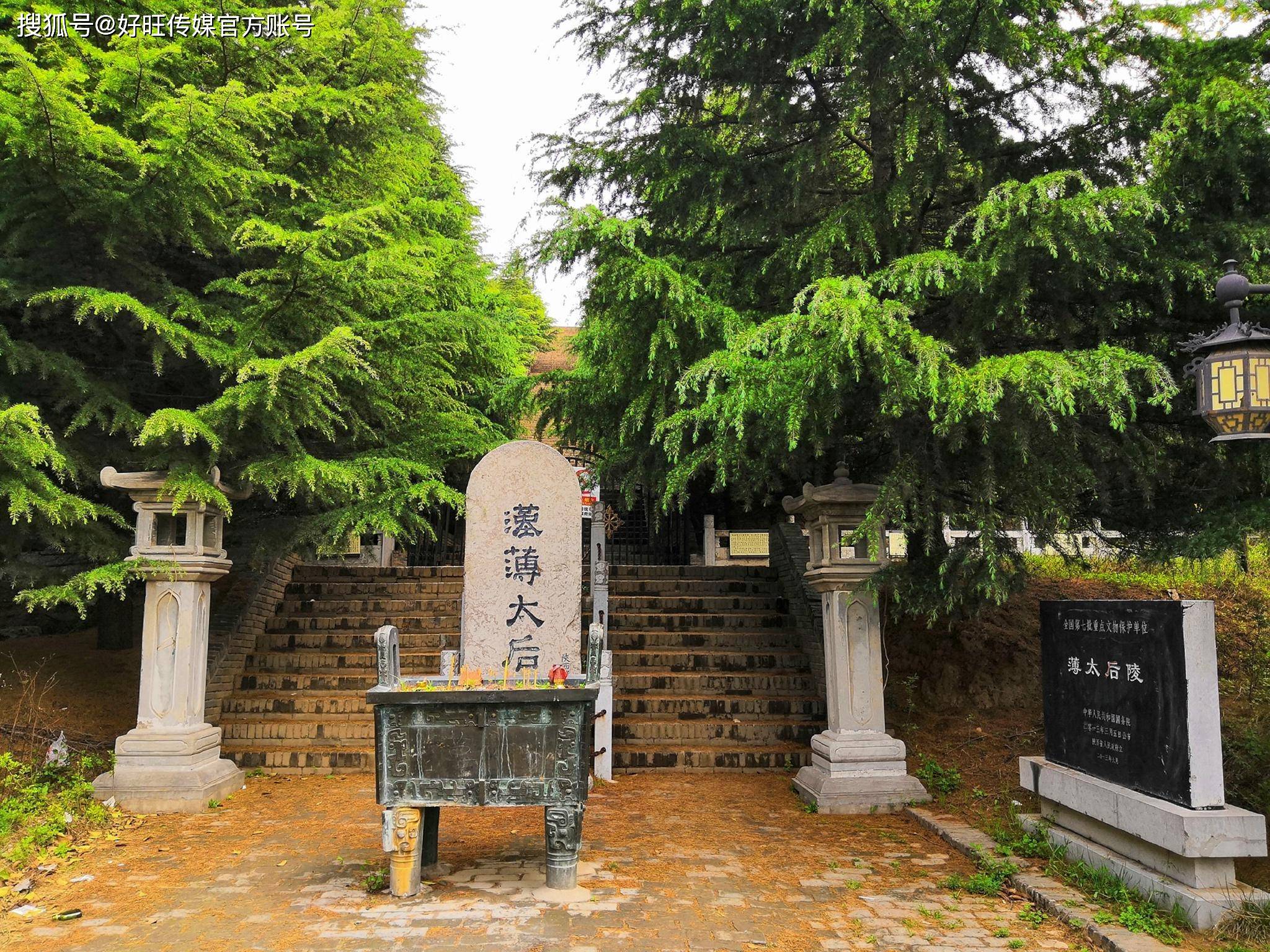 A scenic view of Xian Bo Empress Dowager Tomb