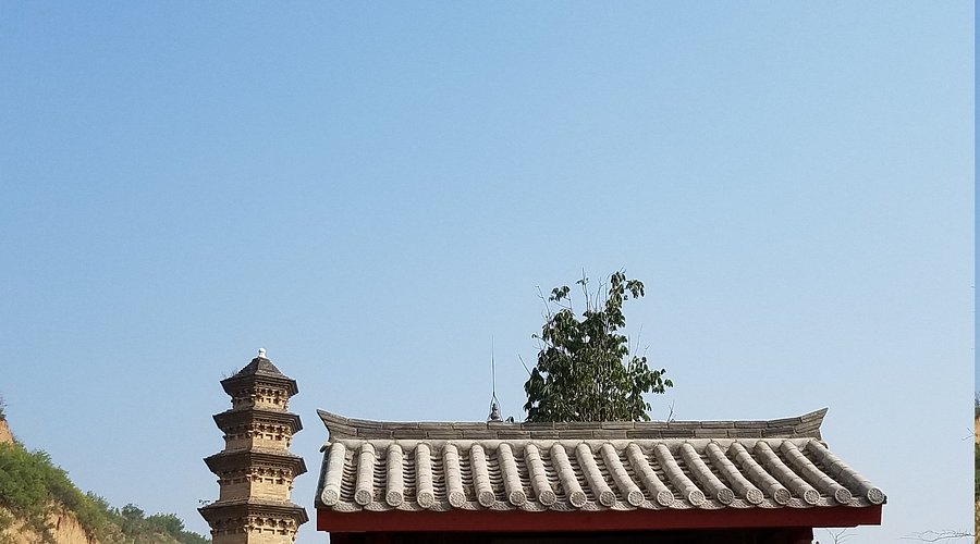 A scenic view of Xian Changan Huayan Temple Pagoda
