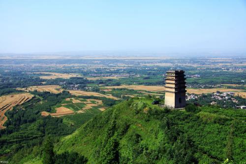 A scenic view of Xian Erlong Pagoda