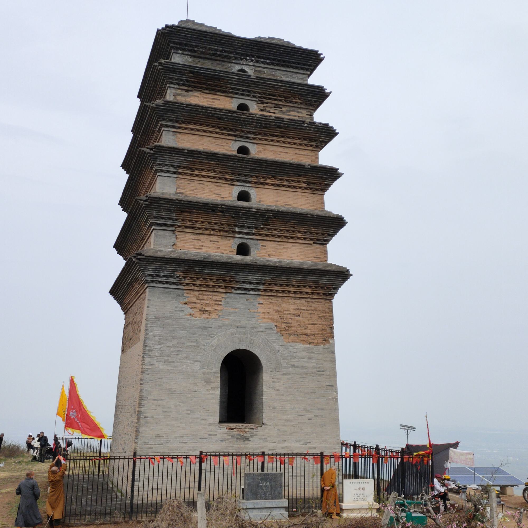 A scenic view of Xian Erlong Pagoda