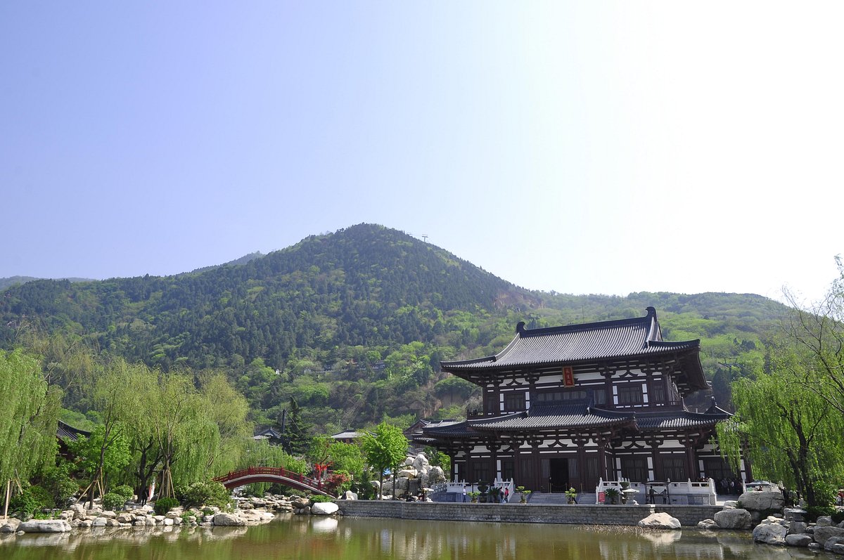 A scenic view of Xian Huaqing Palace Site
