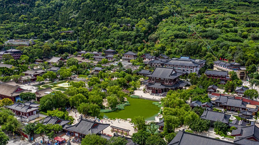 A scenic view of Xian Huaqing Palace Site