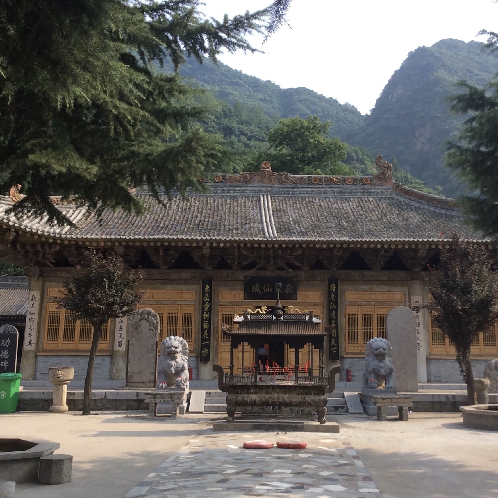 A scenic view of Xian Huxian Huayang Temple Dongyue Xiandian