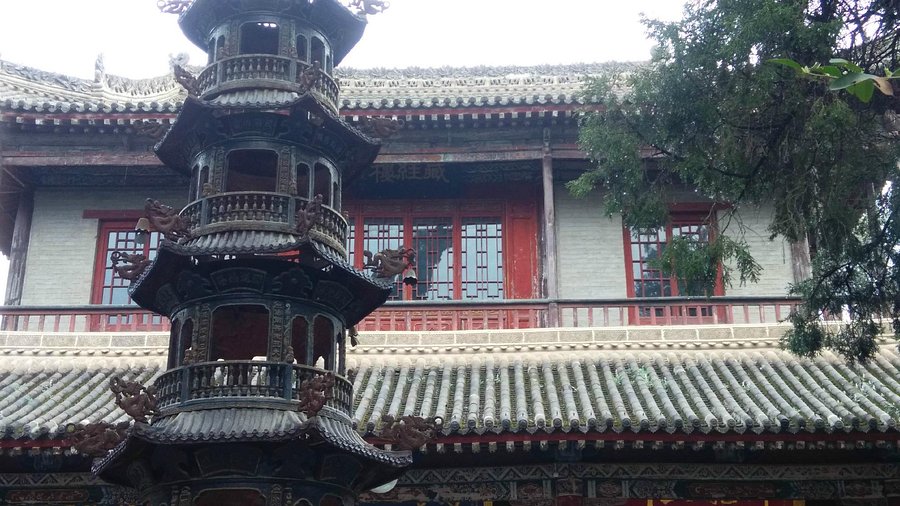 A scenic view of Xian Xingjiao Temple Pagoda