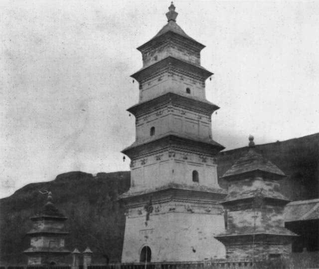 A scenic view of Xian Xingjiao Temple Pagoda