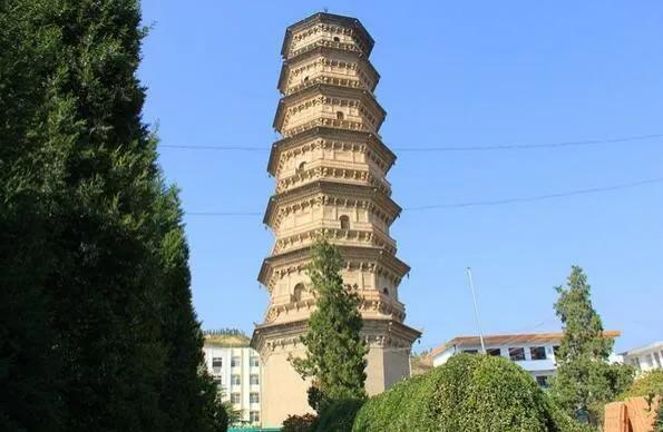 A scenic view of Xianyang Tai Pagoda
