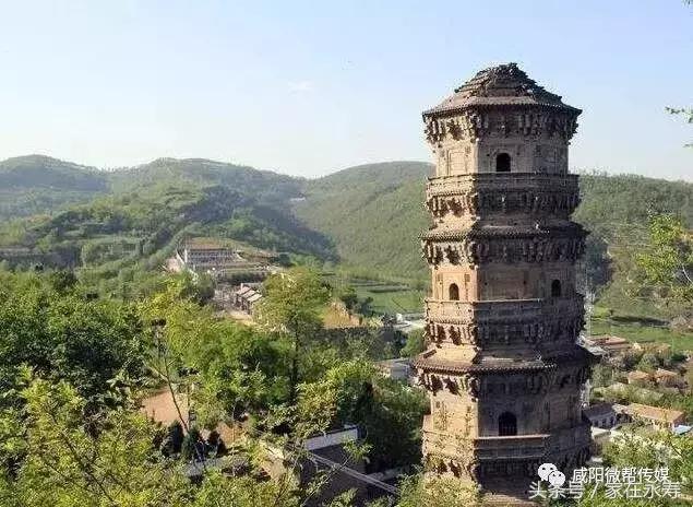 A scenic view of Xianyang Wulingsi Pagoda