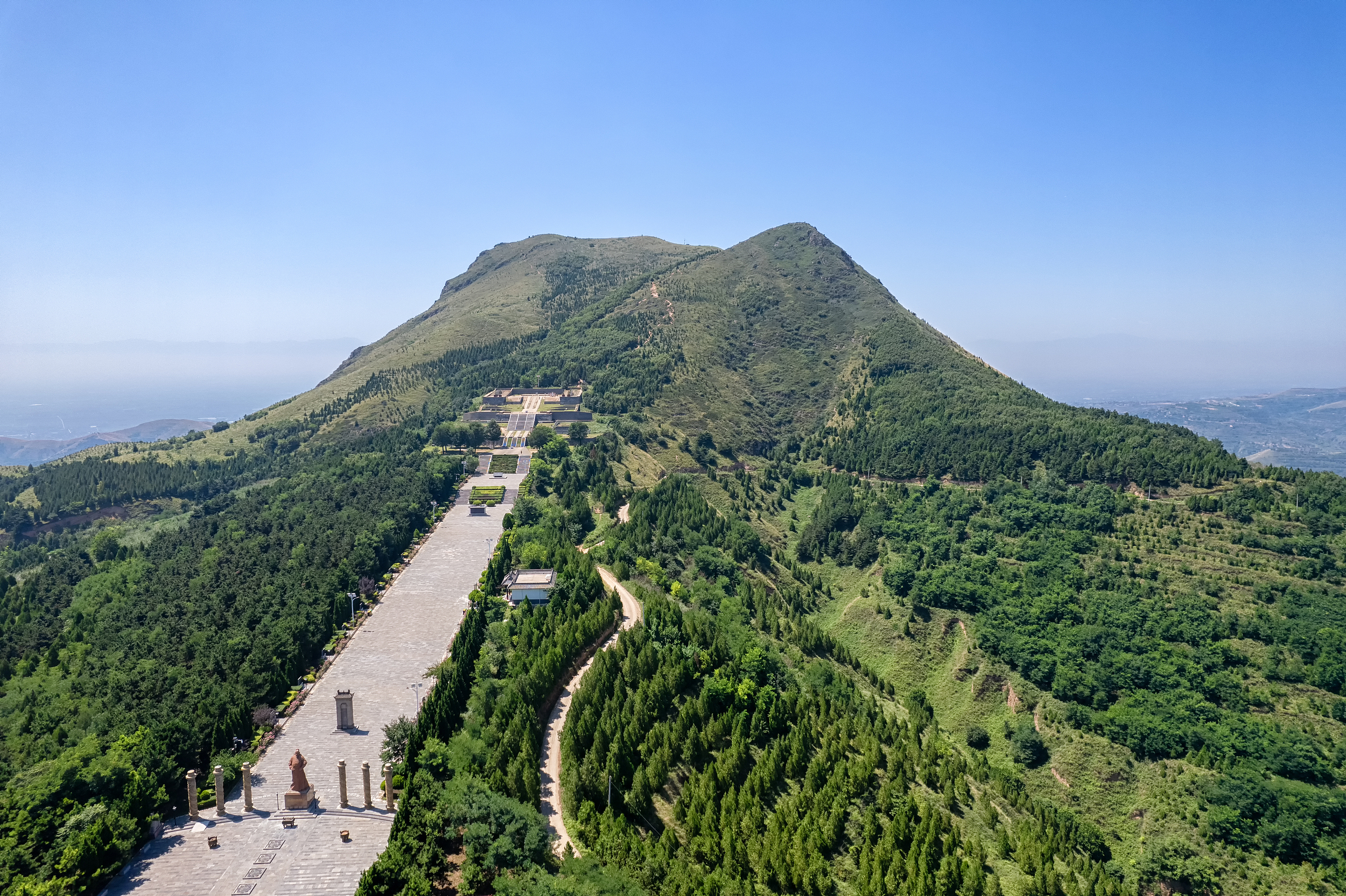 A scenic view of Xianyang Wulingsi Pagoda