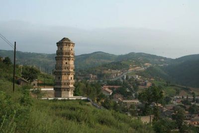A scenic view of Xianyang Wulingsi Pagoda
