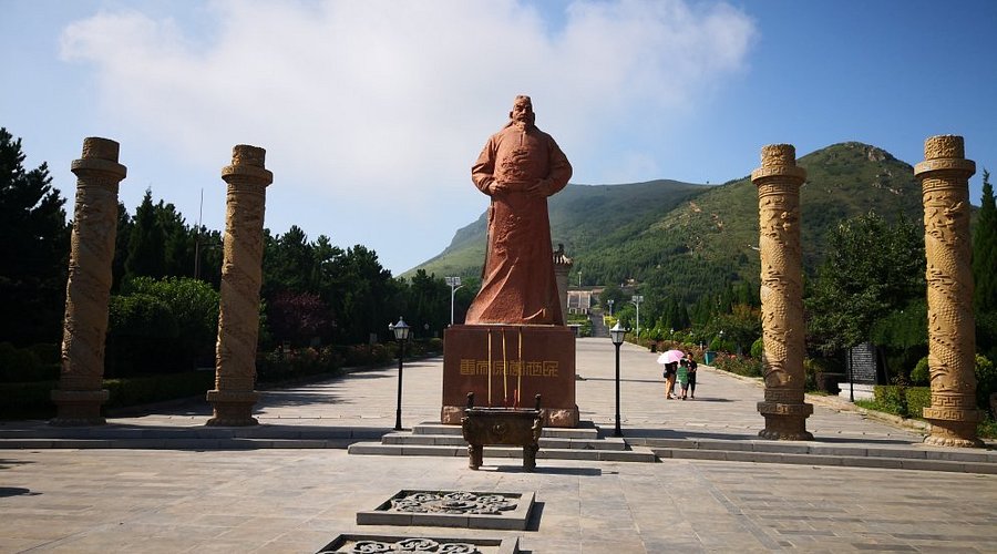 A scenic view of Xianyang Zhaoling Mausoleum