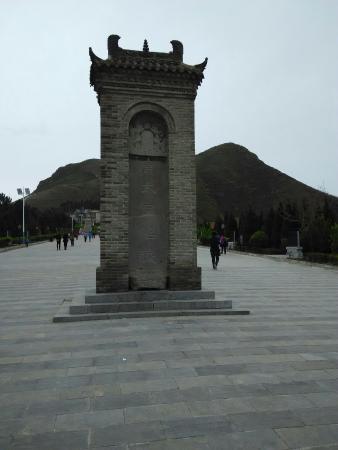 A scenic view of Xianyang Zhaoling Mausoleum